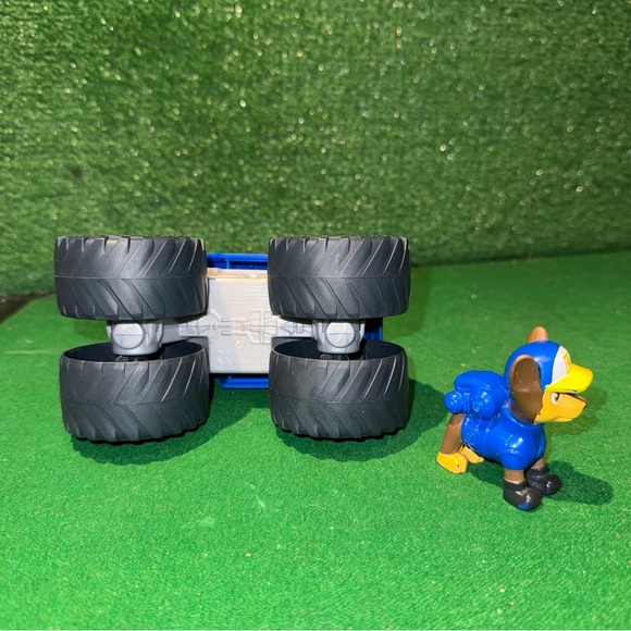 PAW Patrol: Rescue Wheels Chase’s Cruiser, with Action Figure - Picture 4 of 4